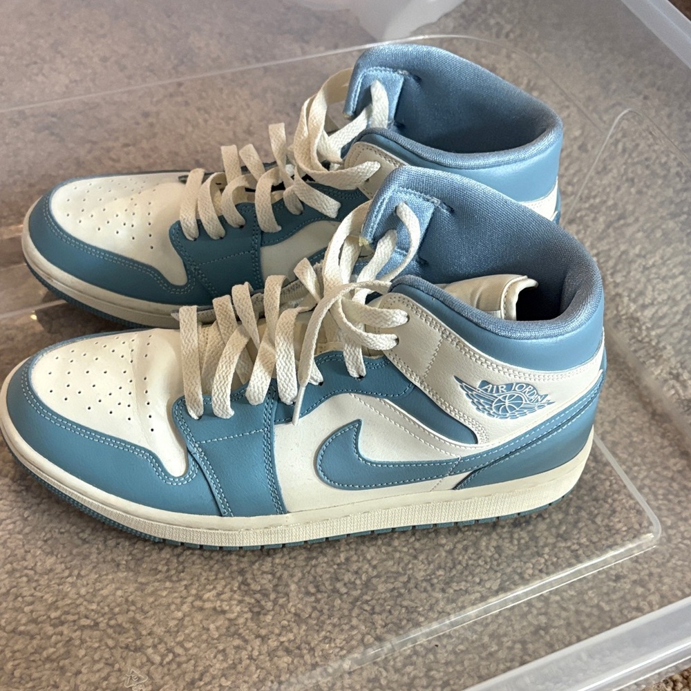 Nike Women's Blue and White Sneakers